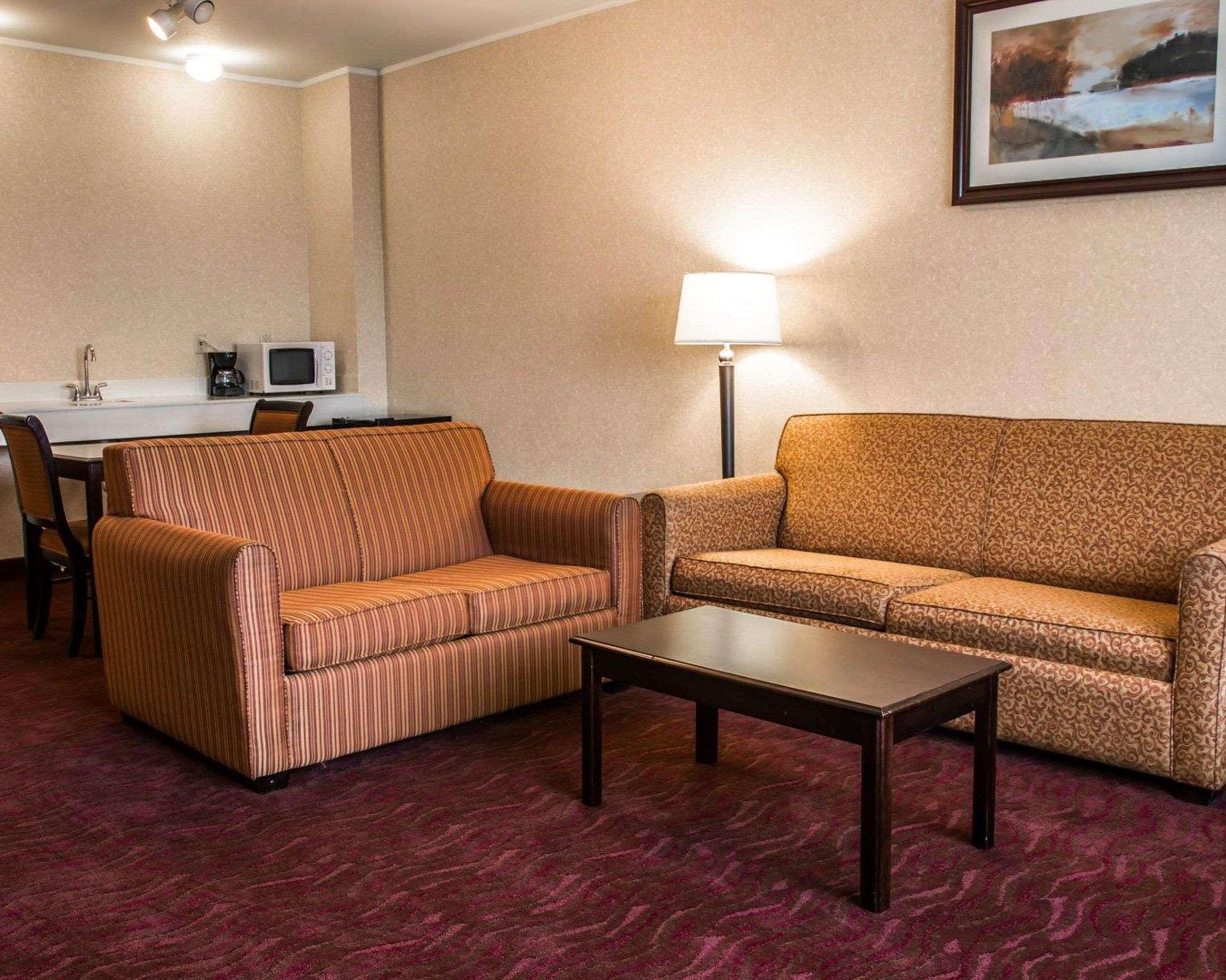 American Inn & Suites Waterford Buitenkant foto
