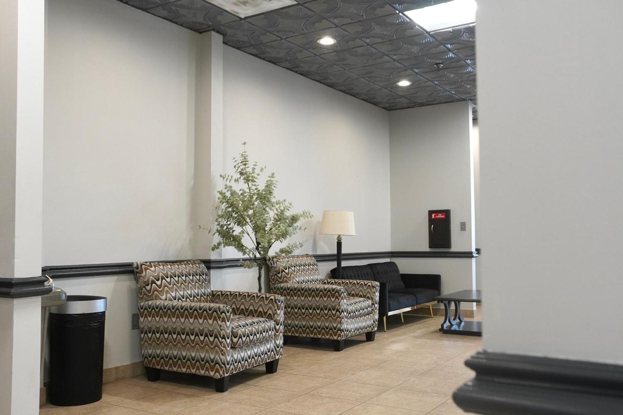 American Inn & Suites Waterford Buitenkant foto