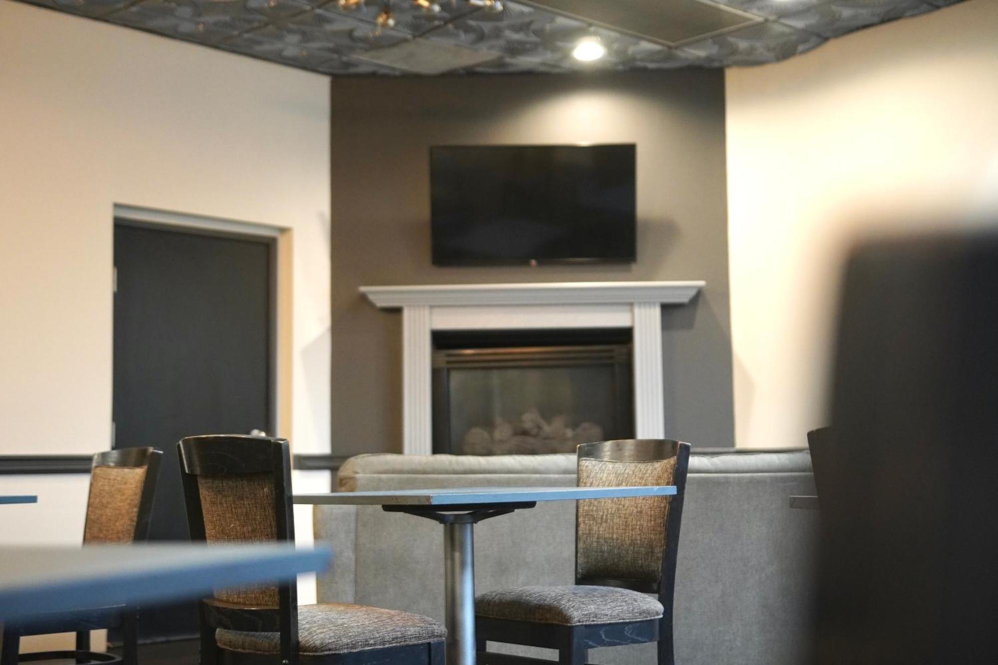 American Inn & Suites Waterford Buitenkant foto