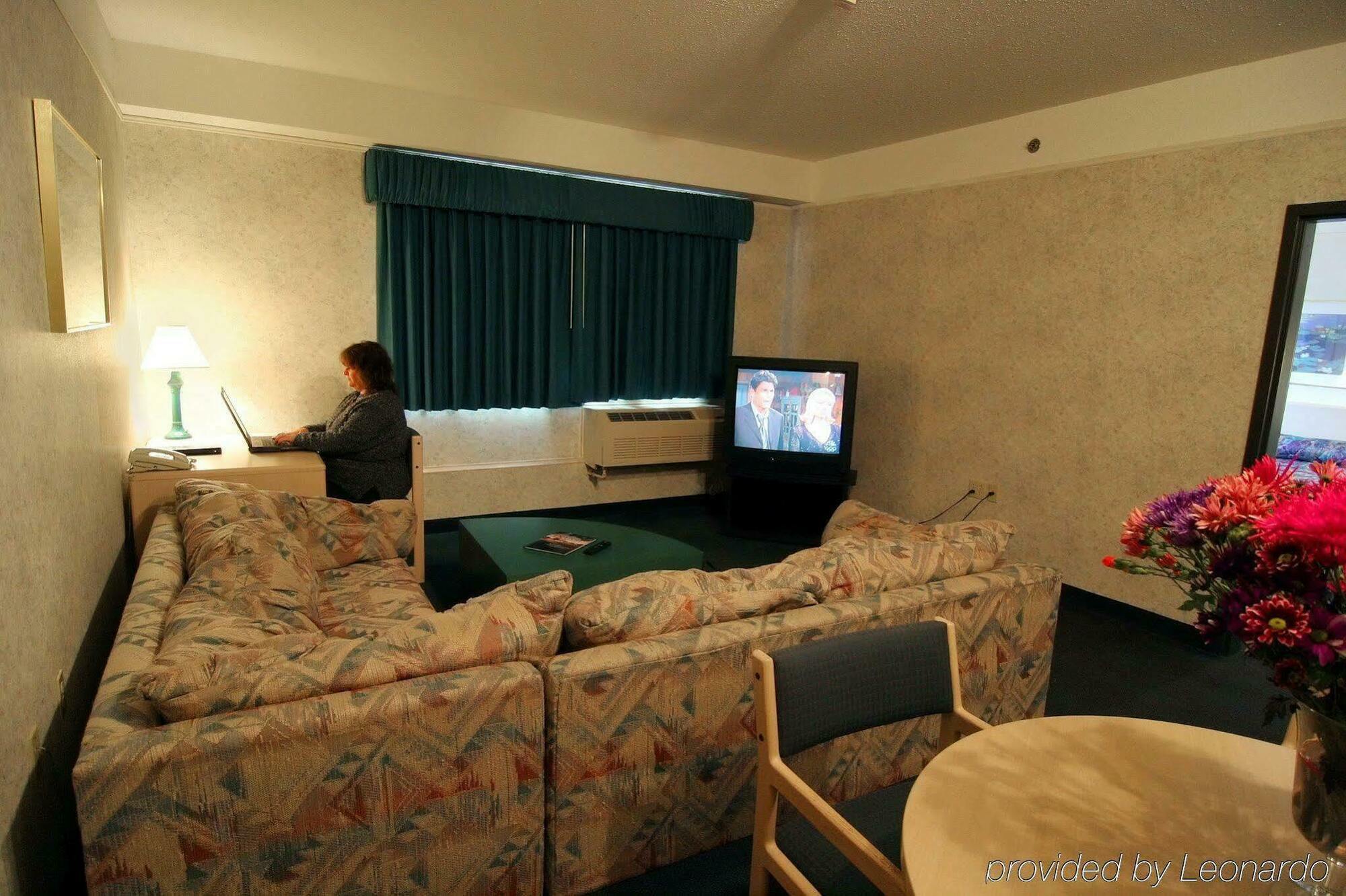 American Inn & Suites Waterford Buitenkant foto